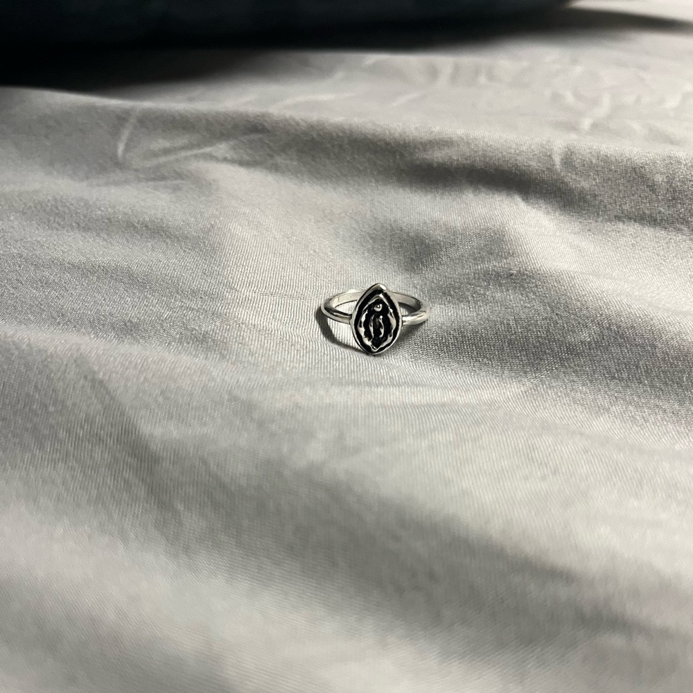 Silver p*ssy ring